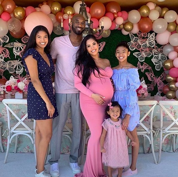 "Мои девочки и я хотим поблагодарить миллионы людей, которые выразили поддержку и любовь в этот ужасный момент. Спасибо за ваши молитвы. Они очень нужны нам."