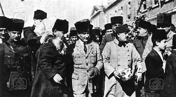 Atatürk İzmir'e geldiğinde konaklaması için Karşıyaka'daki İplikçizade Köşkü ayrılmıştı. Karşıyakalılar Ata'mızı buraya davet ediyorlardı. İşgal döneminde Yunan Kralı da burada kalmıştı.