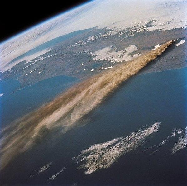 7. Volkanik bir patlamanın uzaydan görüntüsü: