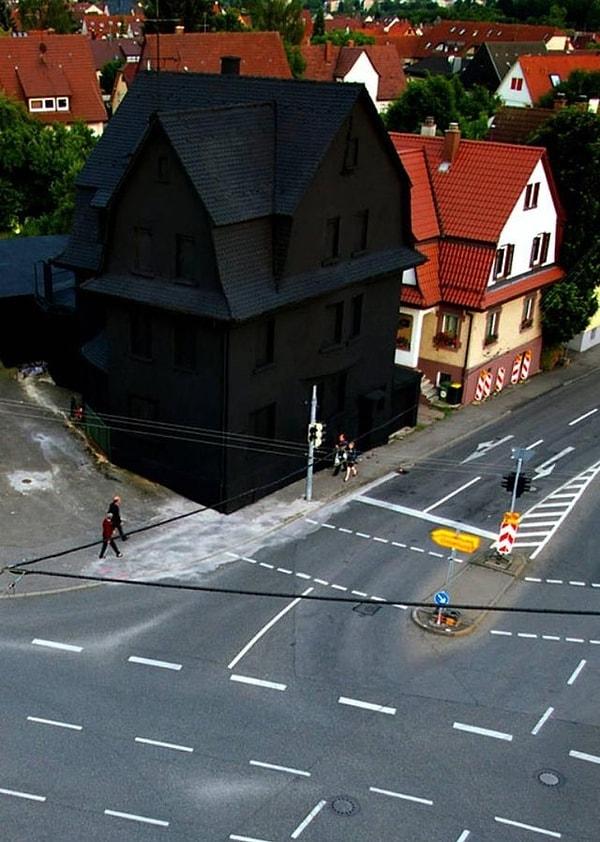 8. Almanya'da bulunan tamamen siyah ev 👇