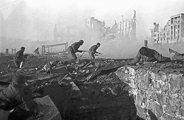 Sovyetler Birliği Stalingrad'ı Naziler'den tamamen temizlemek için 1,1 milyon askerle Uranüs Harekatı'nı başlattı.