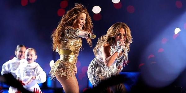 Fakat geceye asıl damga vuran olay Jennifer Lopez ve Shakira'nın Miami'de düzenlenen etkinlikte birlikte sahne alması oldu.