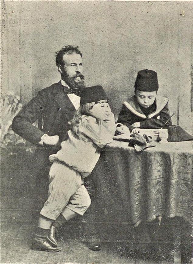 Araba Sevdası romanının yazarı Recaizade Mahmut Ekrem, oğulları Nijad ve Ercüment Ekrem (Talu) ile birlikte, İstanbul, 1900.