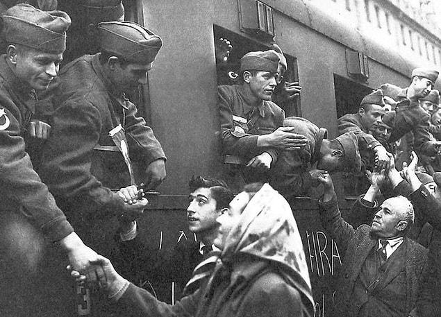 Güney Kore'ye uğurlanan askerler, İstanbul, 1950.