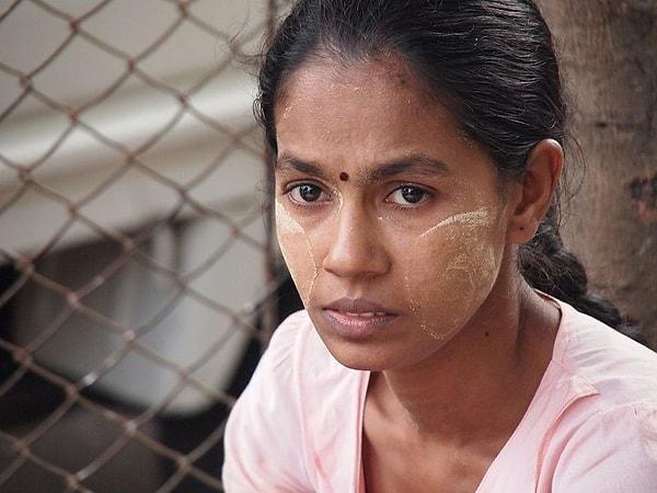 12. Myanmar'daki insanlar, yüzlerine tebeşir gibi gözüken pudralar sürerler.