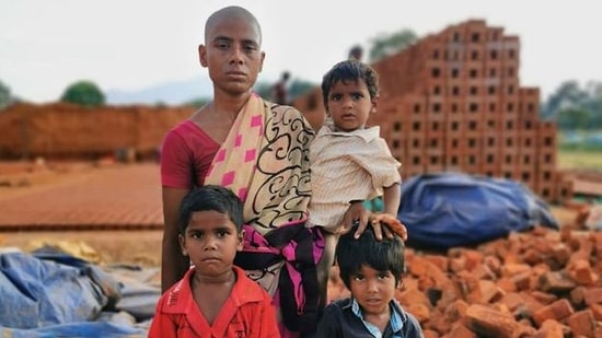 İntihar Düşüncesinden Mucizeye: Hindistan'da Çocuklarını Doyurmak için Saçlarını Satan Anne İçin Yardım Kampanyası