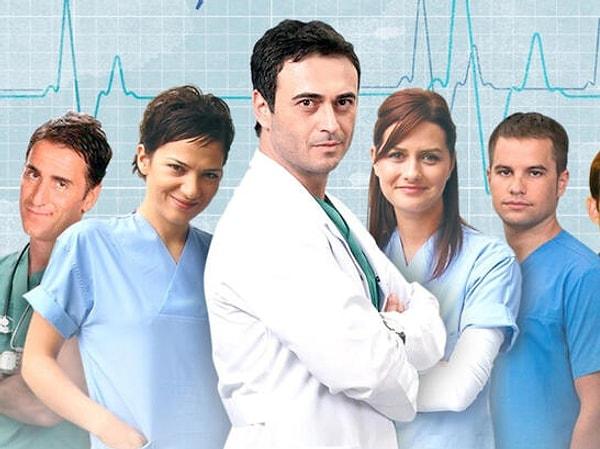 2. Doktorlar: Medikal dramanın başlangıcı bu dizi diyebiliriz. Bir hastane içinde gelişen olaylar; doktorların, baş hekimlerin görünmeyen hayatları herkesin çok ilgisini çekti.