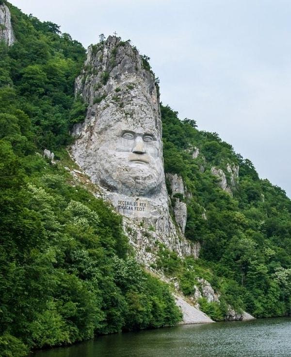 15. Romanya ve Sırbistan arasındaki sınıra yakın Decebalus kaya heykeli.