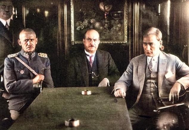 Mustafa Kemal Atatürk ve arkadaşları Ankara'dan İstanbul'a trenle giderken, 1929.