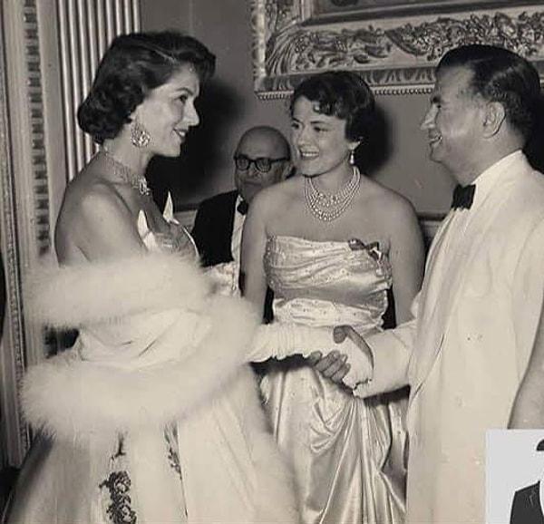 21. Eski Turizm Bakanı Muammer Baykam, Hilton Oteli'nin açılışında eşi ile birlikte davetlileri karşılarken, İstanbul, 1955.