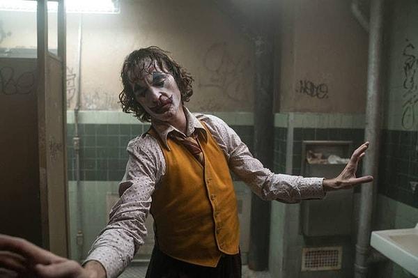 14. Joaquin Phoenix, Joker filminin çekimleri başlamadan önce 23 kilo verdi. Bunu, Arthur'un kırılganlığını tasvir etmenin bir yolu olarak gördüğünü açıkladı.