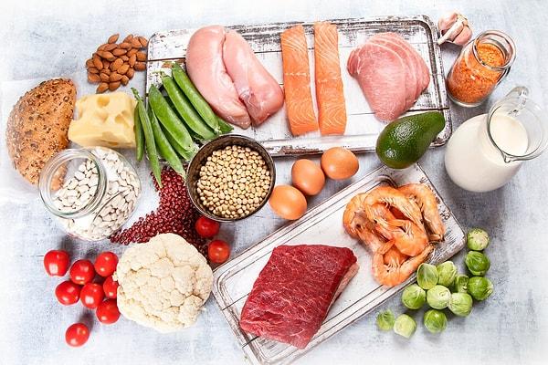 İsveç diyet listesinde bulunan yiyecekler sadece vücudumuzun kilo verme işlemini hızlandırmak için ihtiyaç duyduğu düşük kaloriyi ve günlük enerjiyi vermekle kalmayacak, aynı zamanda vücut için gerekli olan tüm besinleri de sağlayacaktır.