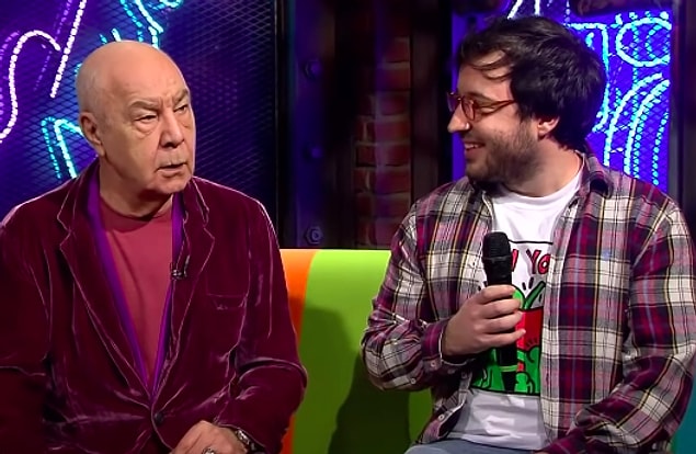Alanson ardından "Programda ne işi var bardaklarla bir adamın?" sorusunu soruyor... Sonrasında ise genç sanatçının bardaklarını toplayarak, "Hocam bardak tamamdır, hadi" diyerek genci yanlarından gönderiyor...