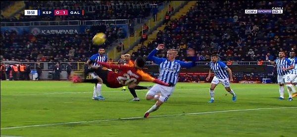 21. dakikada Galatasaray'ın kullandığı kornerde Emre Akbaba'nın volesinde top, Hadergjonaj'ın eline çarptı ve Mete Kalkavan, VAR incelemesi sonrası penaltı kararını verdi.