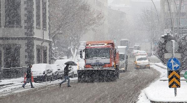 Erzurum'da yoğun kar yağışı hafta boyunca etkisini sürdürdü. Bazı köylerde kar kalınlığı metrelerce uzunluğa ulaştı.