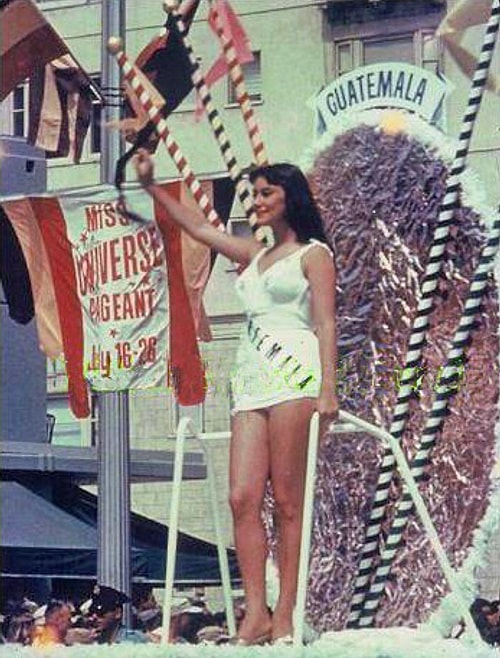 Daha 19 yaşındayken "Miss Guatemala' seçilen kraliçenin adı Rogelia Cruz Martinez. San Carlos de Guatemala Üniversitesi’nde mimarlık öğrencisi olan Cruz, arkadaşlarının ısrarları nedeniyle yarışmaya katılmış ve birinci seçilmiş. Ülkesini de birçok yerde temsil etmiş.
