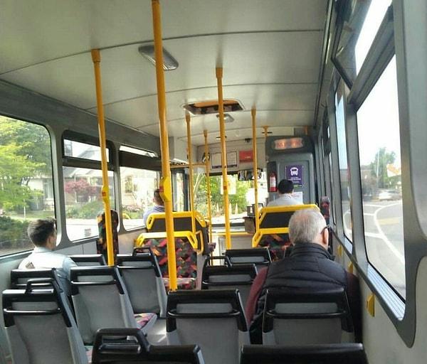 15. Otobüse bindiğinizde herkese selam vermeli ve inerken de teşekkür etmelisiniz. Otobüsler, yaşlılar bindiğinde yavaşlar ve herkes yerine oturana kadar hareket etmez.