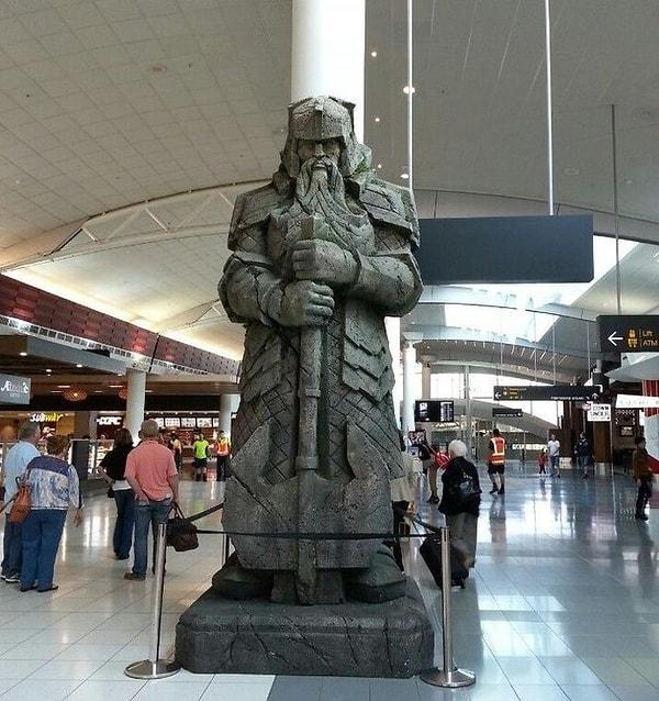 20. Auckland Havalimanında, 13 metre uzunluğunda bir Gimli heykeli bulunuyor.