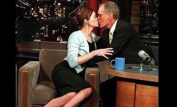 Birkaç yıl önce de ekranlara veda ederken onlarca kez programına konuk ettiği Julia Roberts'i son programına da konuk eden David Letterman, yine Julia Roberts'i öpmüş.