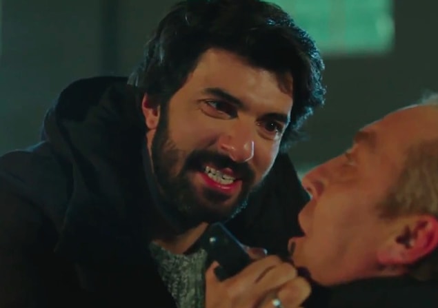 Tabii bir de Kara Para Aşk var... 2014 yılında yayınlanan dizide Engin Akyürek, Tuba Büyüküstün ile başrolü paylaşmıştı hatırlarsanız. Komiser Ömer rolüyle yine hepimizi ekran başına kilitlemişti.
