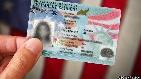 Green Card hakkının devam edebilmesi için daha sonraki yıllar içerisinde de yılda en az bir defa ülke sınırları içerisine giriş yapılması gerekmektedir.