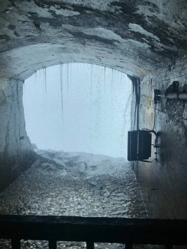 11. Позади Ниагарского водопада