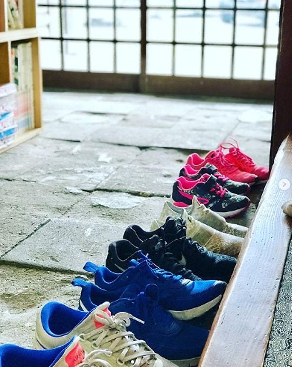 4. Japonya'da birçok yerde olduğu gibi girmeden ayakkabılarınızı çıkarmanız gerekir.
