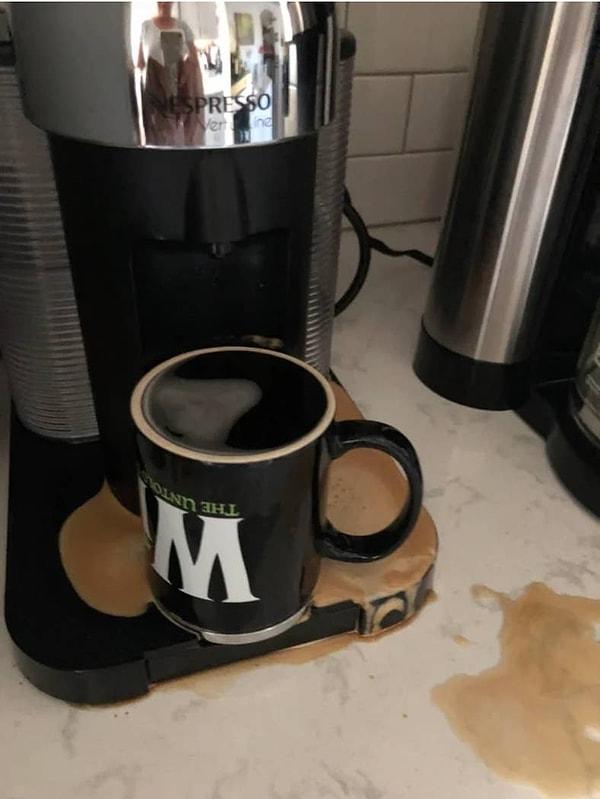 8. "Kahve makinasını çözmeye çalışan annem:"