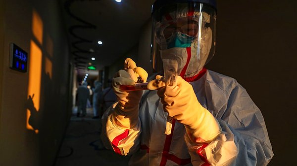 Çin ve özerk bölgesi Hong Kong dışında ilk ölüm haberi Filipinler'den gelmiş, Mısır, Japonya da birer ölüm kaydedilmişti. Bir ABD vatandaşı da Çin'de, koronavirüsünün çıkış yeri olan Vuhan kentinde yaşamını yitirmişti.