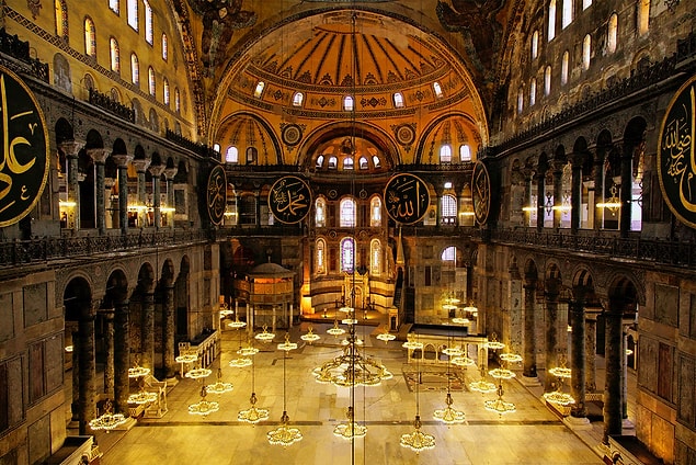 Ayasofya: Doğu Roma İmparatorluğu’nun İstanbul’a yaptığı en büyük kilise. Benzersiz bir mimarisi olan Ayasofya'dan kitapta şöyle bahsediliyor: "Belki de inşa edilmiş en mükemmel bina"...