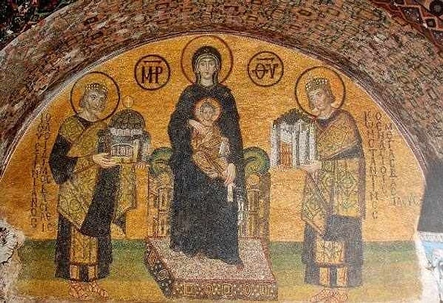 Bugün bir müze olan Ayasofya tüm detayları ile büyüleyici bir yer. Buradaki tüm sütun ve mermerler Aspendos, Ephesus gibi Anadolu ve Suriye’de yer alan en önemli antik kentlerden toplanmış.