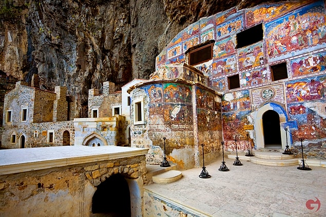 Rum Ortodoks manastır ve kilise kompleksi olan yer M.S. 365-395 yıllarında kurulmuş. Bir rivayete göre Atinalı iki rahip birbirlerinden habersiz rüyalarında Hz. İsa ve Hz. Meryem’i Mela Dağı’nda görürler.