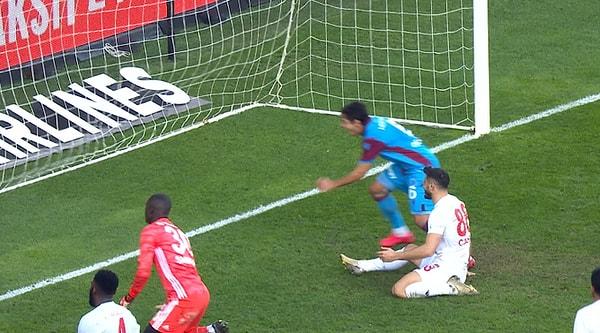 43. dakikada Trabzonspor, Caner Osmanpaşa'nın kendi kalesine attığı golle skoru 2-0'a taşıdı.