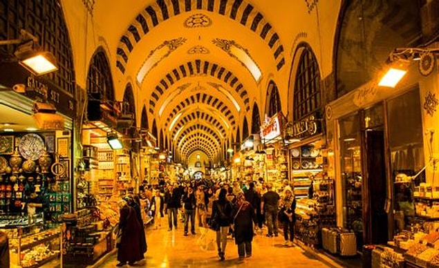 Mısır Çarşısı: Hem Bizans hem de Osmanlı döneminde Doğu ile Batı'nın müthiş bir sentezi olan en hareketli ticaret merkezi olmuştu. O zamanlar pek çok ürün Mısır'dan geldiği için ismine Mısır Çarşısı denmiş.
