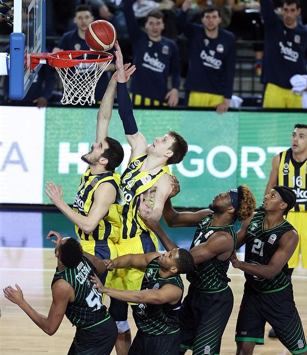 Üçüncü periyoda hızlı başlayan taraf Fenerbahçe Beko oldu. Üst üste bulduğu sayılarla sarı-lacivertliler farkı 8 sayıya çıkardı: 42-34.