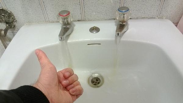 18. Portekiz'de ve Birleşik Krallık'ta ellerinizi sıcak ve soğuk suyla birlikte yıkamanız gerekir.