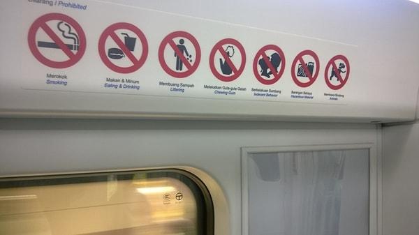 23. Singapur'daki metrolarda bazı absürt yasaklar bulunmaktadır. Sakız çiğnemek ve öpüşmek gibi...