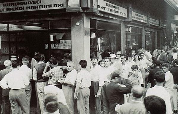Hatta meşhur Kurukahveci Mehmet Efendi ilk dükkanını bu sokakta açmış. 1871 yılında baba mesleği olan kahveyi alıp müşterilerine hazır bir şekilde sunmaya başlamış. Sanatçılarla, yerel halkla dolup taşan kahvehaneler tam bir kültür oluşumuna sebep olmuş.