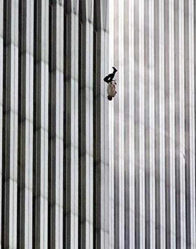 4. 11 Eylül saldırılarında, binadan atlayarak ölmeyi tercih eden bir vatandaş.
