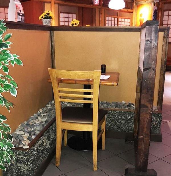 14. Tek başına yemek yemek isteyenleri düşünen bir Japon restoranı.