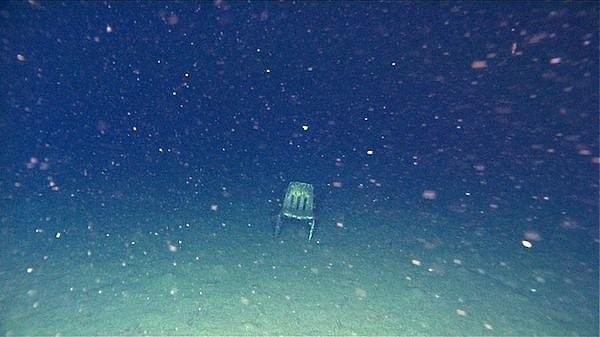 16. Okyanusun dibinde bulunan sandalye...