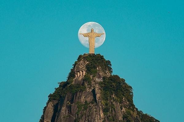 12. Rio de Janeiro Katolikleri, 'Kurtarıcı İsa' heykelini oluşturan taşın yedeğini bulundurmak zorunda.