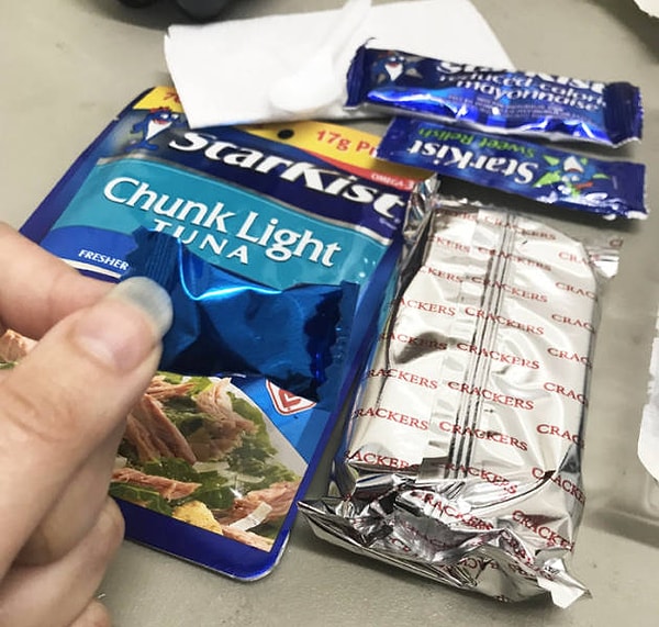 8. В этом обеде с тунцом сразу есть жвачка!