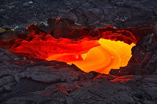 Yunan filozof Empedokles, Etna Yanardağı'na atlayarak ölmüştür. Ölümsüz bir tanrı olmaya veya öyle olduğunu kanıtlamaya çalışıyormuş fakat kendisi asla geri dönememiş."