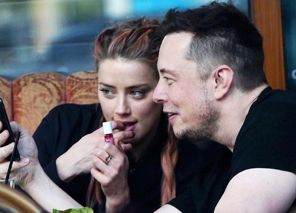Elon Musk 3 kez evlenip boşandıktan sonra oyuncu Amber Heard ile aşk yaşamaya başladı.