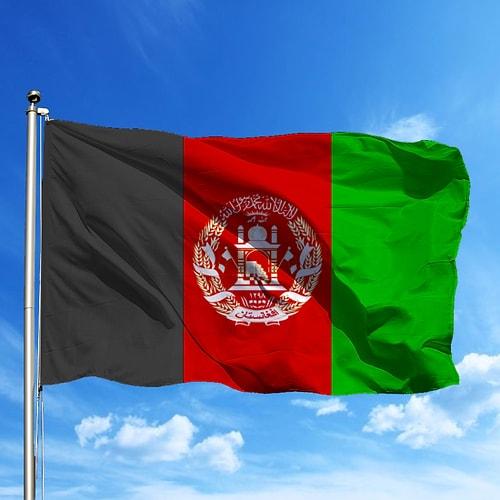 Sokaktaki Afgan Gencin Boynundaki Bayrağı Çıkartarak Irkçı Saldırı Gerçekleştiren Kişi Tepkilerin Odağında