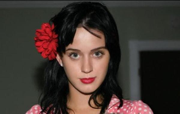 2004 yılında üne kavuşan Katy Perry o dönemde oldukça farklı gözüküyormuş.