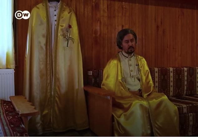 Havari İbrahim isimli Ayhan Akpınar, Hasan Mezarcı'nın Mesih olduğunu kabul ettiği için Diyanet İşleri Başkanlığı'ndaki görevine son verildiğini söylüyor.