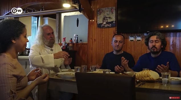Hasan Mezarcı'nın şu sözleri ise videodaki en dikkat çekici bölüm olabilir: "Günah deyince aklımıza niye LGBT'liler geliyor, niye kadın geliyor, niye cinsellik geliyor? Asgari ücretle insanları çalıştırmak, onların kanını emmektir, hayatını çalmaktır. Bundan daha büyük bir günah olabilir mi?"