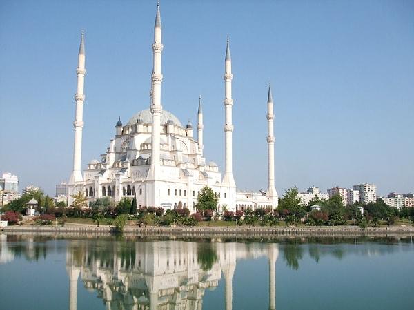 2. Adana'nın en güzel camilerinden Sabancı Merkez Camii'ne uğrayın. Muazzam bir yapı!